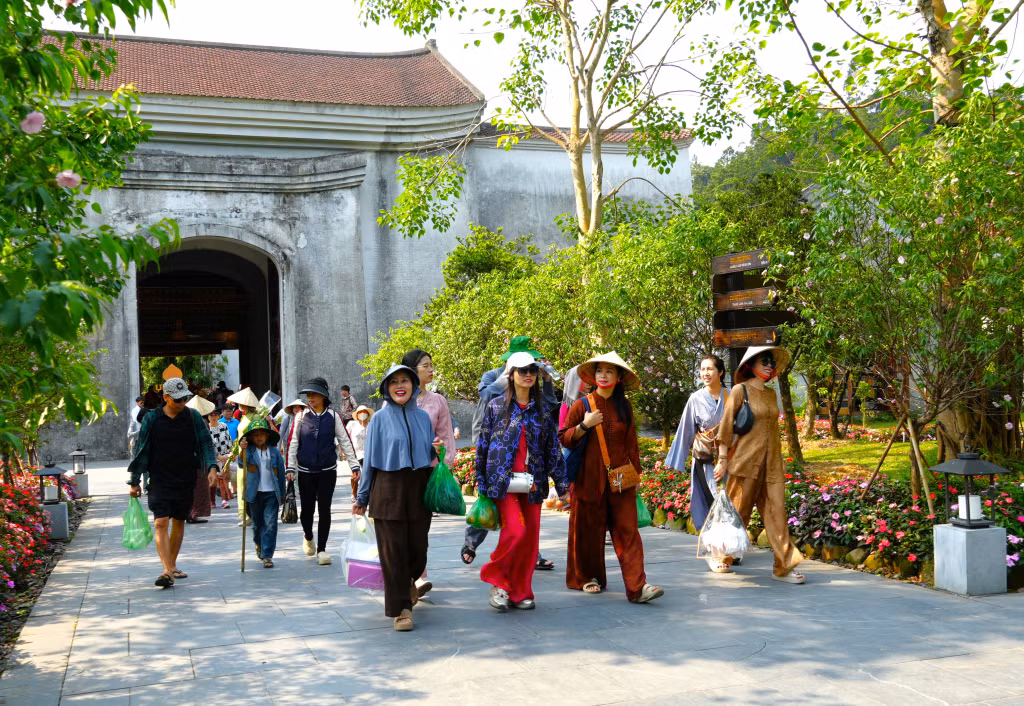 Visitors flock to Yen Tu for early spring pilgrimage and sightseeing.