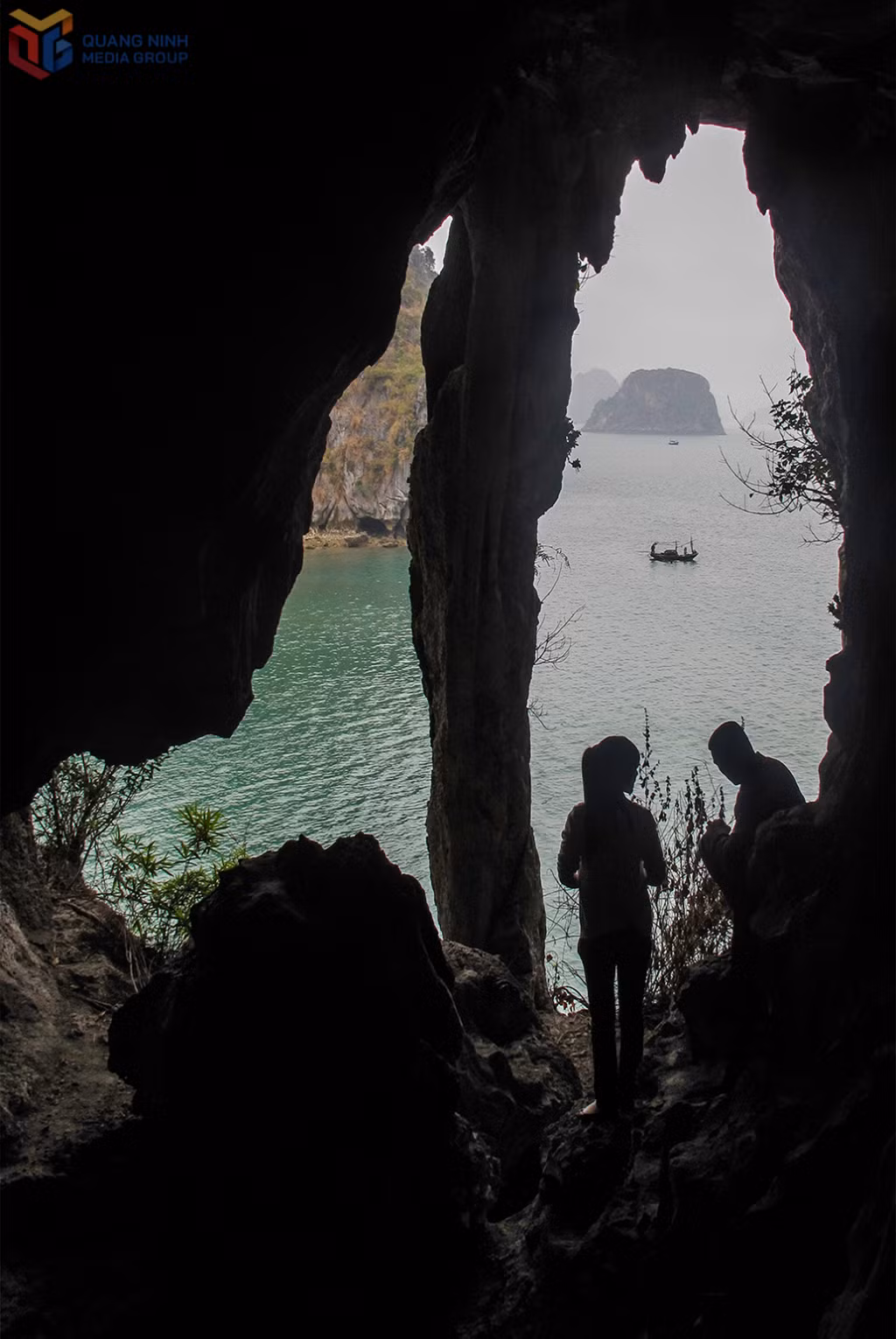 Inside Trong Cave, situated opposite Trinh Nu Cave along the Bo Hon island range, stalactites hang like a natural curtain created by nature, overlooking the calm waters ahead.