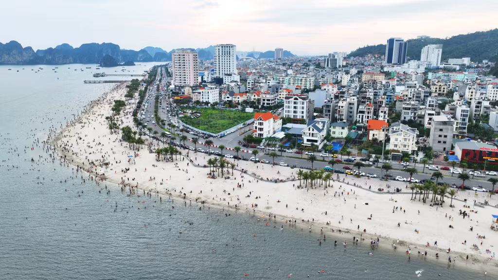 Hon Gai Beach in Ha Long Ward is also an attractive destination for residents and visitors who enjoy swimming and strolling along the sandy shore.