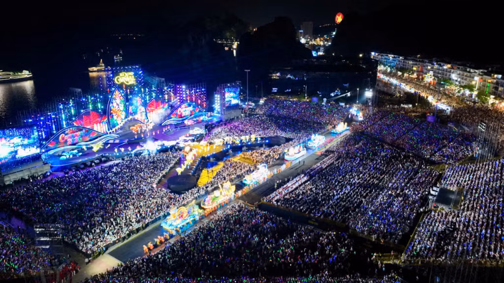 The Ha Long Carnival 2026 space is expanded to its fullest, connecting the grand stage concert with street parades and sea parades. The opening highlight features a procession of dozens of symbolic artistic parade floats…