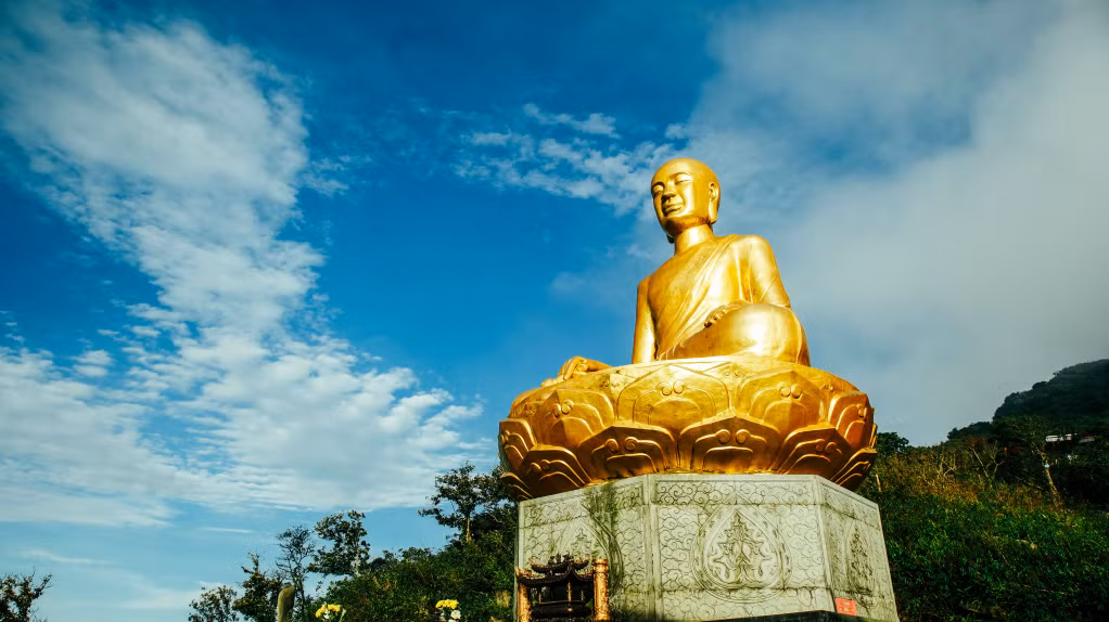 Amid the lush green mountains of Yen Tu, the grand statue of King-Monk Tran Nhan Tong embodies the serenity of Zen and the engaged spirit of Vietnamese Truc Lam Buddhism.