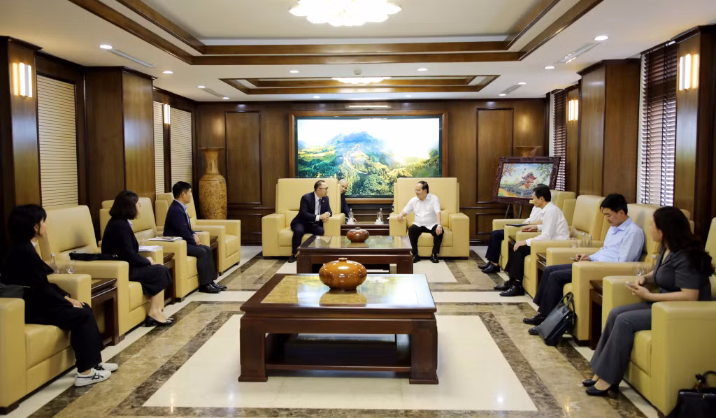 Quang Ninh Provincial Party Committee Secretary Quan Minh Cuong had a courtesy meeting with General Director of Wilmar CLV Group (Singapore) Ray Chew.