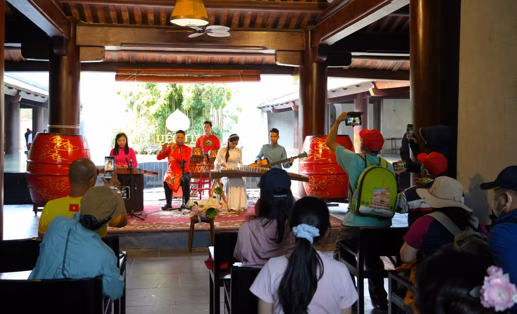Visitors enjoy artistic performances at Nuong Village.