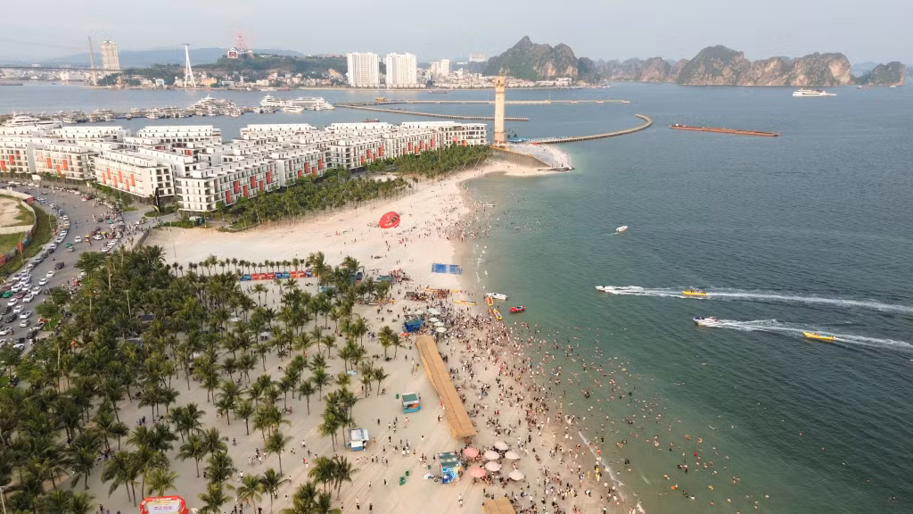 Ha Long Beach in Bai Chay Tourist Area is always crowded with visitors during holiday periods.
