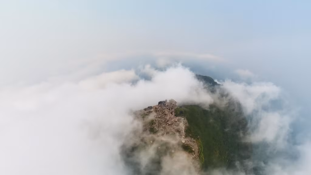 Yen Tu is also known as Bach Van Son (White Cloud Mountain), with its summit almost year-round immersed in drifting white clouds.
