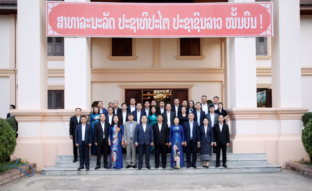 The Quang Ninh delegation takes a commemorative photo with leaders of Luang Prabang Province.