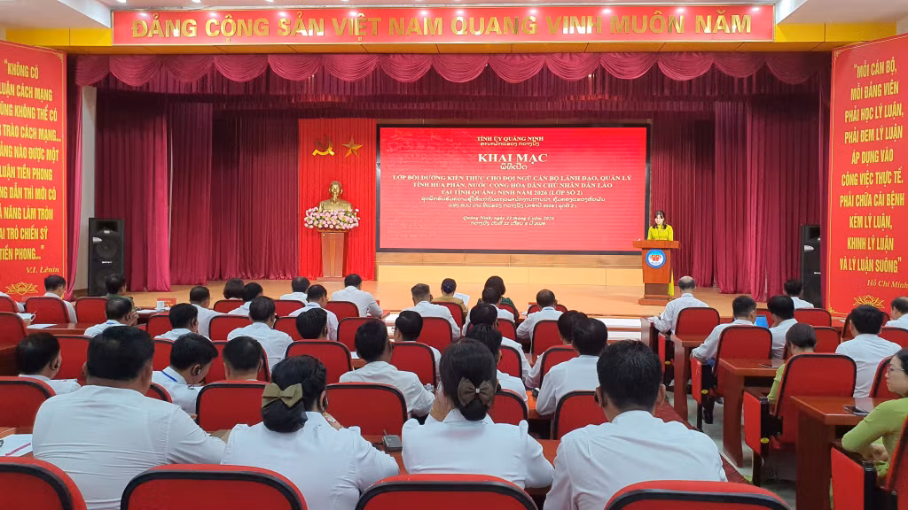 An overview of the opening ceremony for the training course for leaders and managers from Houaphanh Province, Laos, held in Quang Ninh.