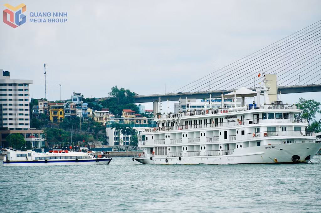 The Ambassador Signature cruise of Asia Premier Cruises Corporation takes visitors on the Ha Long Bay 6 – Lan Ha Bay route.