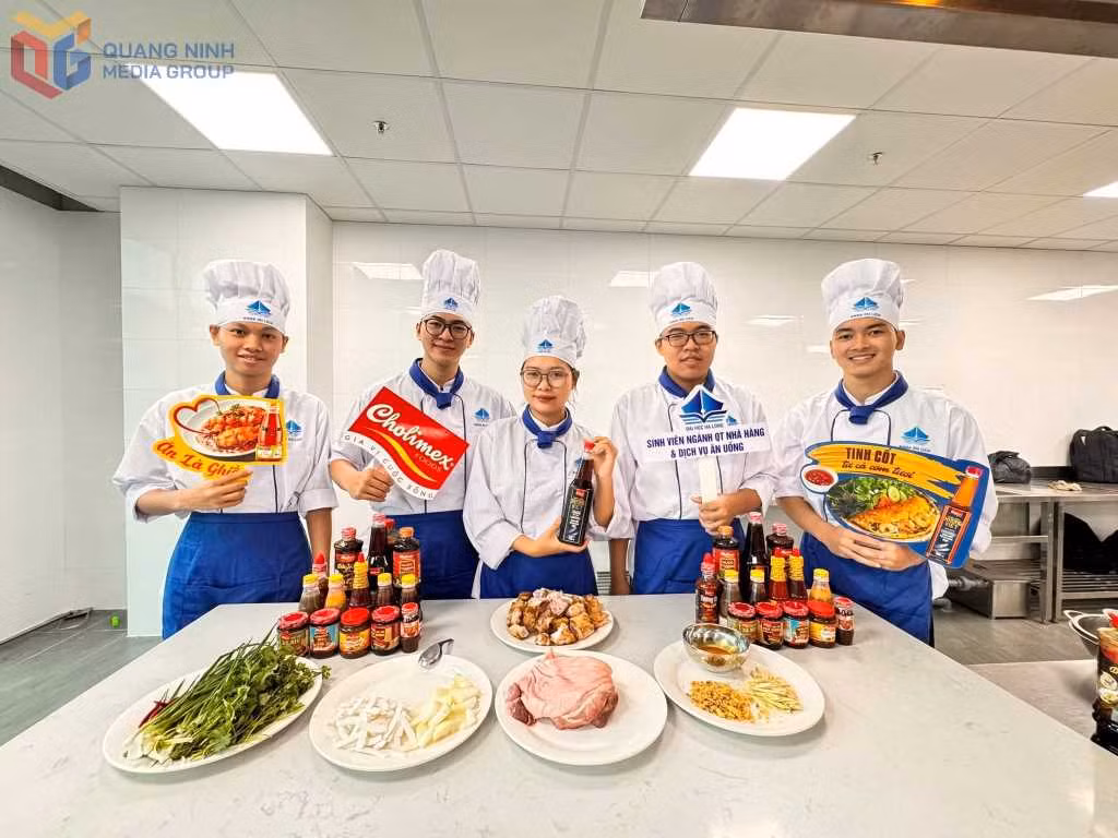 A practical cooking class helps students of Ha Long University’s Restaurant Management and Food Service program develop professional skills.