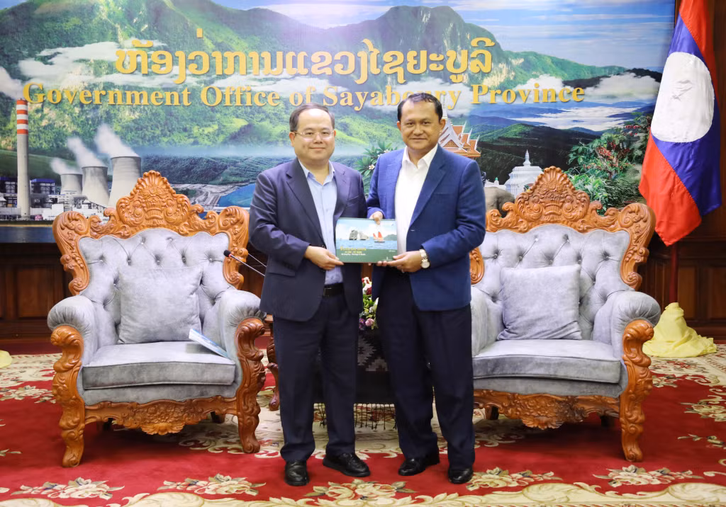 Comrade Quan Minh Cuong, Secretary of the Quang Ninh Provincial Party Committee, presents a commemorative gift to Comrade Phengnilan Khamphanpheng, Secretary of the Xayaboury Provincial Party Committee.
