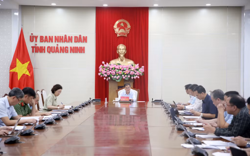 Quang Ninh’s Chairman Bui Van Khang presided over the meeting. 