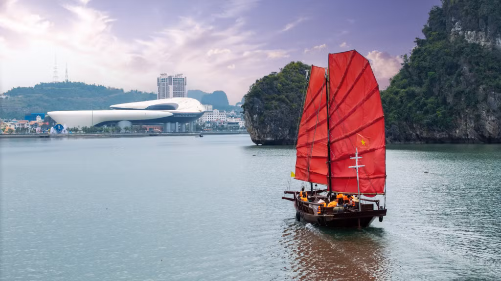 The three-panel sailboat experience in Ha Long Bay provides a fresh and unique way to explore the bay.