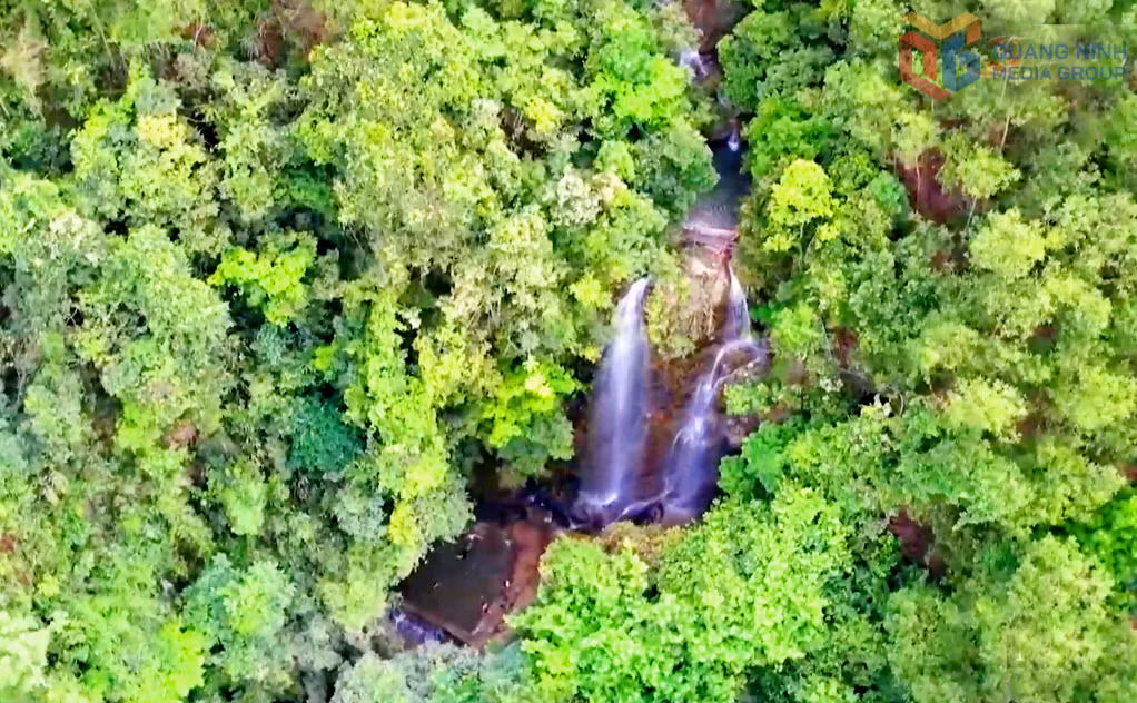 Khe Song – Bac Waterfall captivates visitors amid the lush greenery of the Yen Tu mountain.