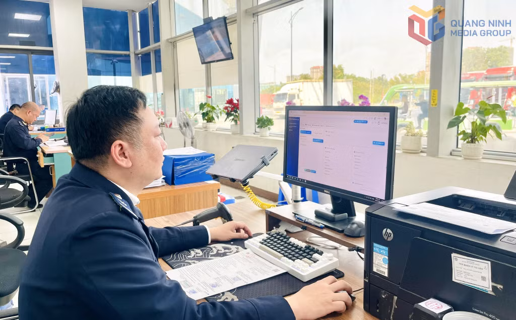 Customs officers carry out customs clearance for goods at Bac Luan II Border Gate, Mong Cai International Border Gate.