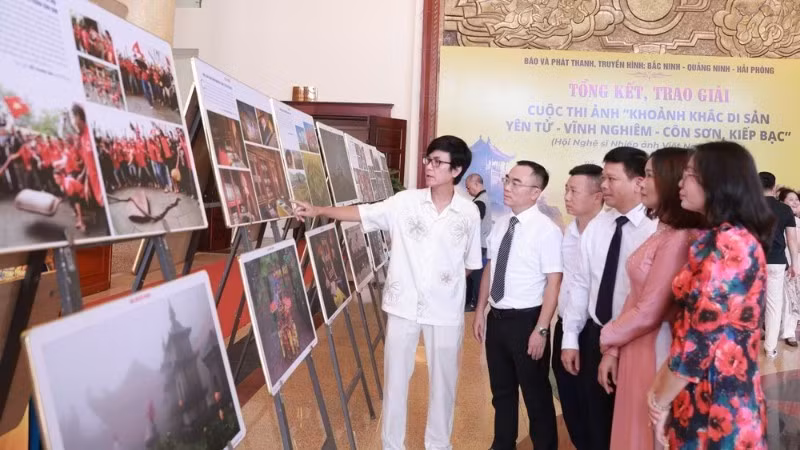 Delegates have a look at the contest entries displayed at the award ceremony.