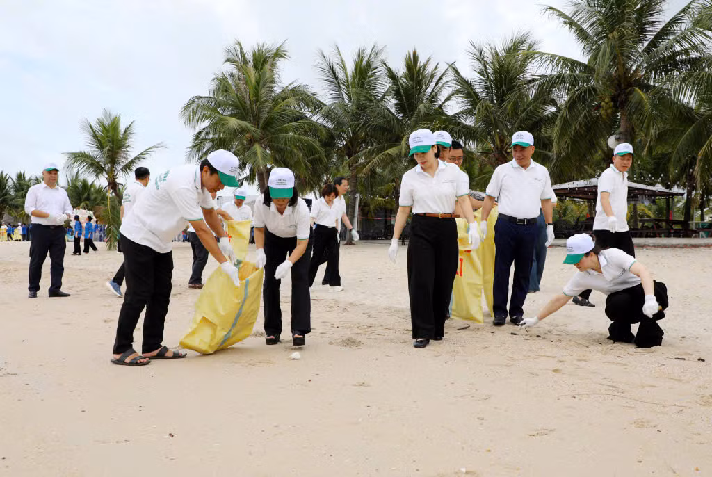 Launching the movement “All people join hands to protect the environment” ảnh 2