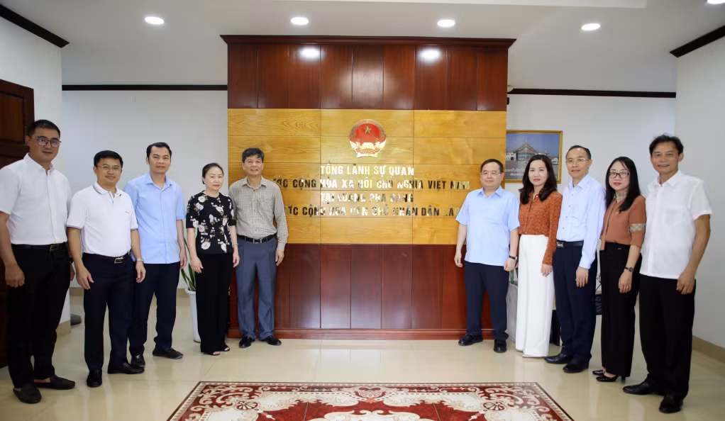 The Quang Ninh provincial delegation poses for a commemorative photo with representatives of the Consulate General of Vietnam in Luang Prabang.