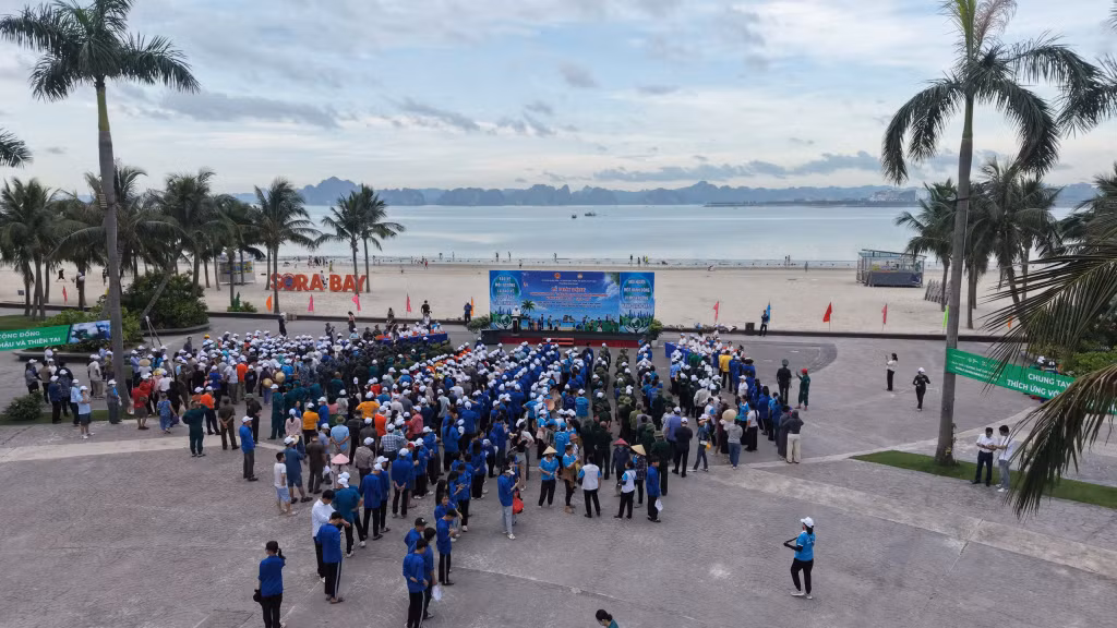 Launching the movement “All people join hands to protect the environment” ảnh 1