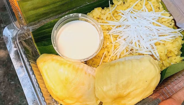 Durian sticky rice is a popular dish wining interests by a lot of durian lovers. Photo Foody