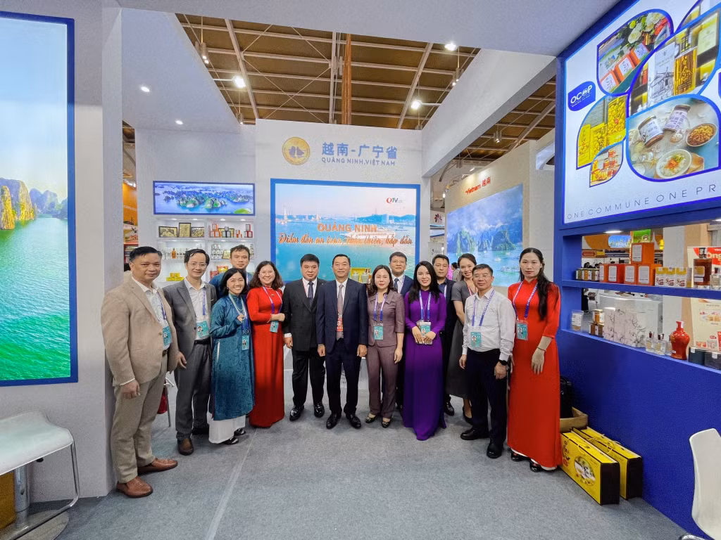 Mr. Hoang Minh Son, Consulate General of Vietnam in Kunming and Mr. Le Hoang Tai, Deputy Director of the Department of Trade Promotion (under Ministry of Industry and Trade) visited and took a photo at Quang Ninh's booth.