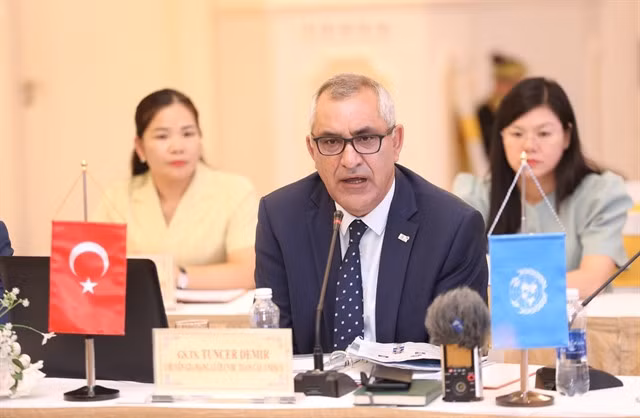 UNESCO expert Tuncer Demir speaks at the working session. VNA/VNS Photo Anh Tuấn