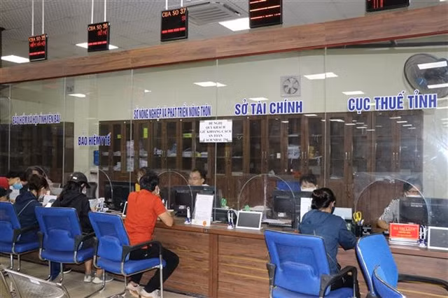 Officials from the Yên Bái Provincial Tax Department guide residents through administrative procedures. In the first half of 2024, tax revenue exceeded the same period by 15.3 per cent. — VNA/VNS Photo