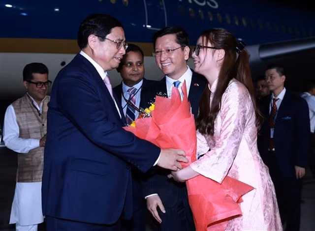 Vietnamese Ambassador to India Nguyễn Thanh Hải and delegates welcome Prime Minister Phạm Minh Chính. — VNA/VNS Photo Dương Giang