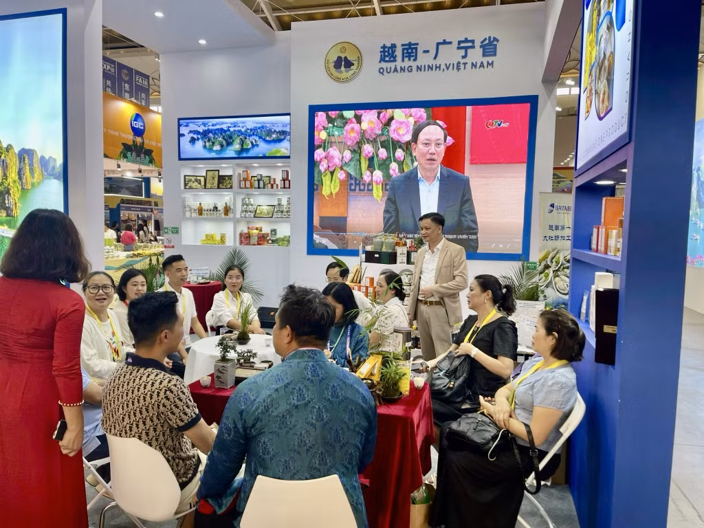 Chinese enterprises visit Quang Ninh's booth and work with enterprises in the delegation.
