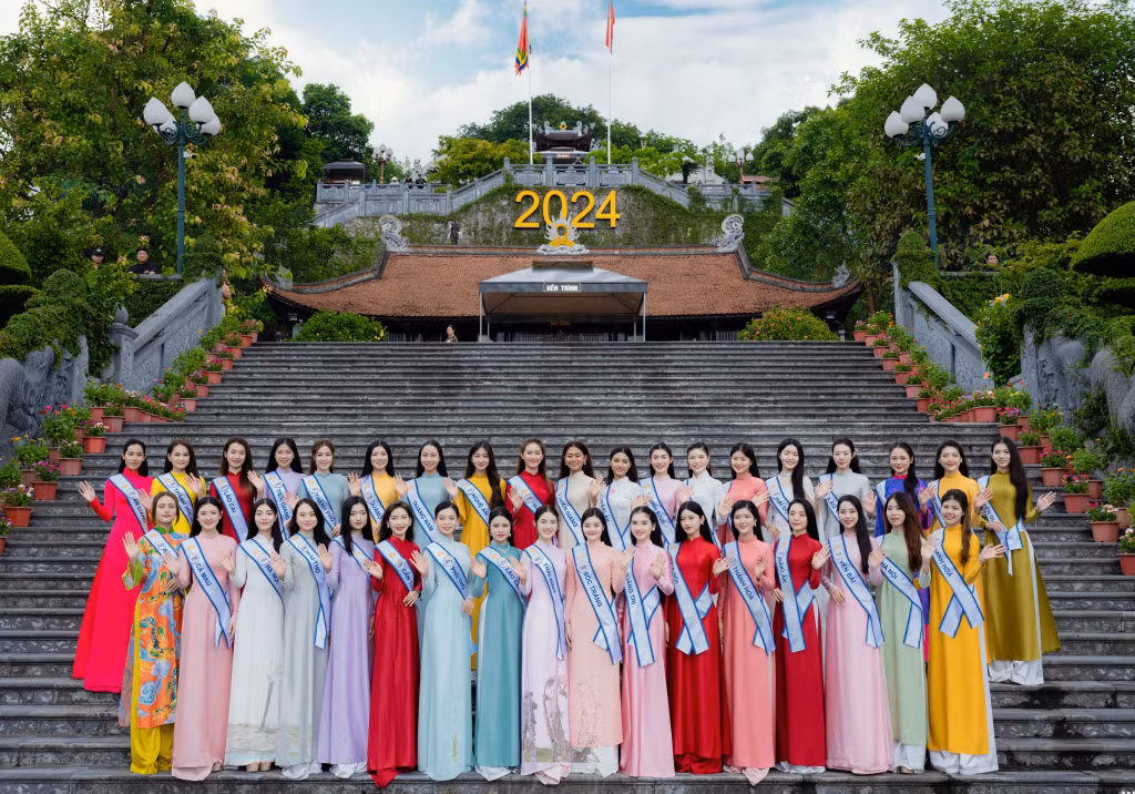 Vietnamese "tourism ambassadors" in traditional Vietnamese aodai.
