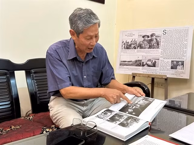 Journalist and photographer Chu Chí Thành recalls memories with classmates of the Literature Class VIII, Hà Nội University (period 1963-1967). Photo courtesy of Vietnam+