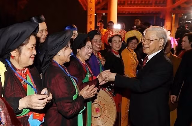 General Secretary Nguyễn Phú Trọng meets Hà Nội’s artists on the occasion of Lunar New Year Festival on February 15, 2018. The Party leader wholeheartedly dedicated to the development of Việt Nam's progressive culture. VNA/VNS Photo