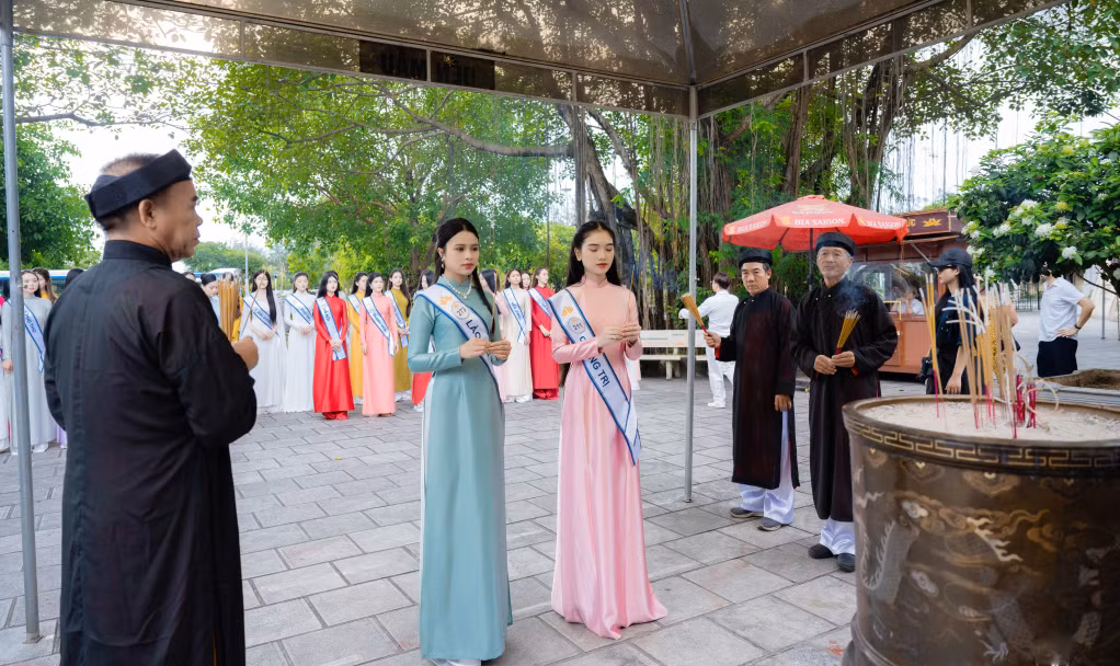 They offered incense at Cua Ong Temple.