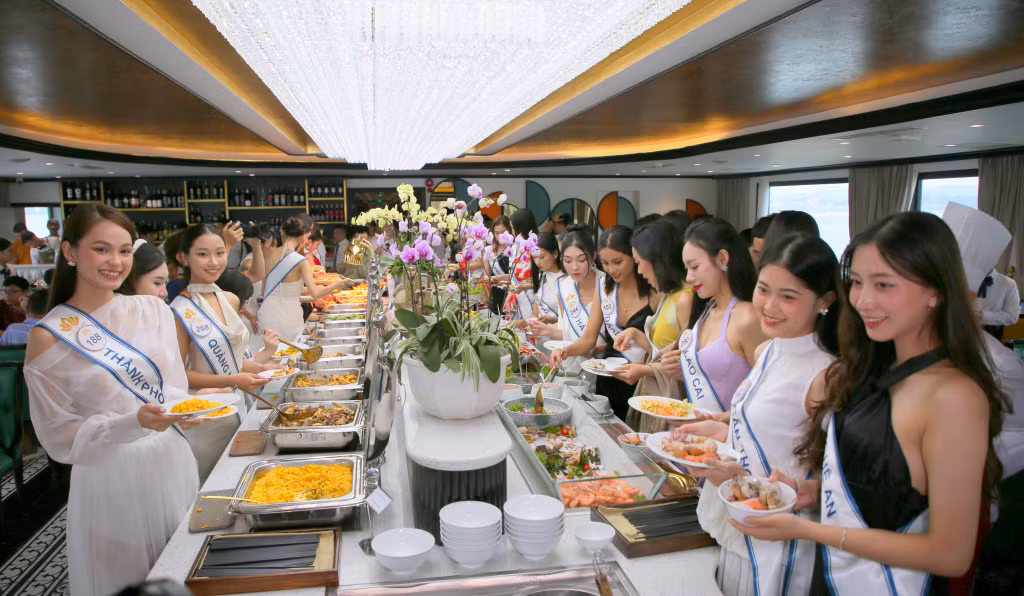 The contestants enjoyed a buffet party on board with diverse Ha Long seafood dishes and regional specialties prepared by top chefs.