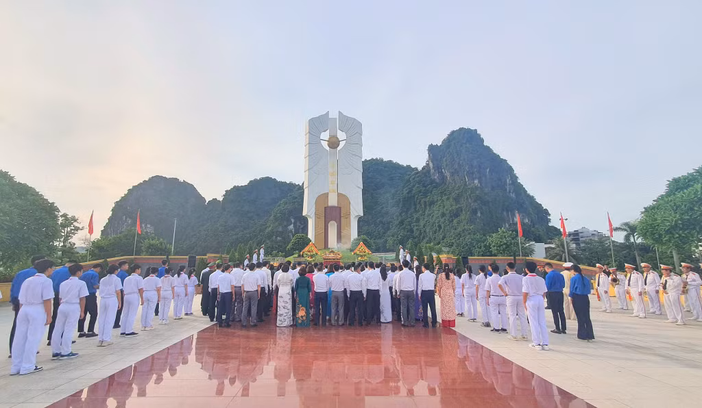 The delegation expressed their gratitude to the outstanding people of the nation at Ha Long city’s Monument to Heroes and Martyrs.