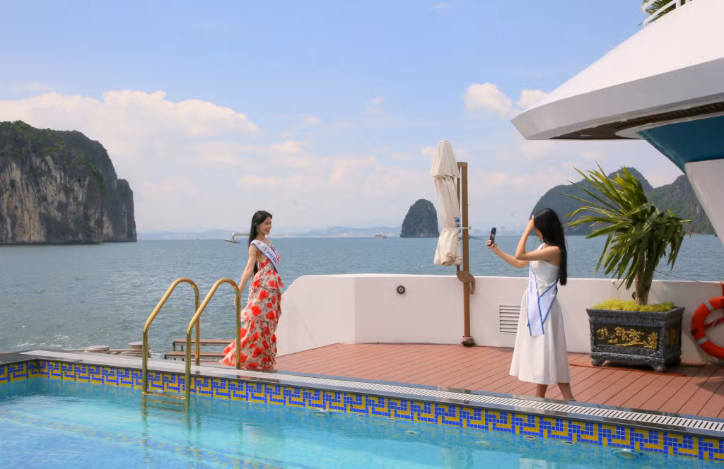 Capturing beautiful images with the poetic scenery of Ha Long Bay.