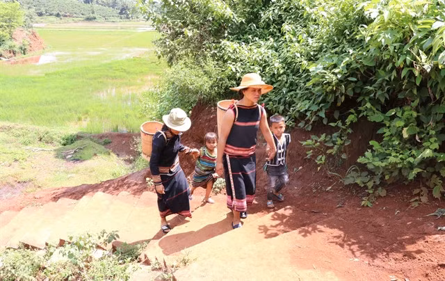 People of Jrai ethnic minority group in the Central Highlands province of Gia Lai. —VNA/VNS Photo Hồng Điệp