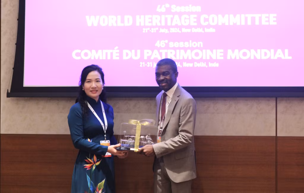 Vice Chairman of the Provincial People's Committee, Nguyen Thi Thanh, presented a souvenir to Mr. Lazare Assomo, Director of the UNESCO World Heritage Center.