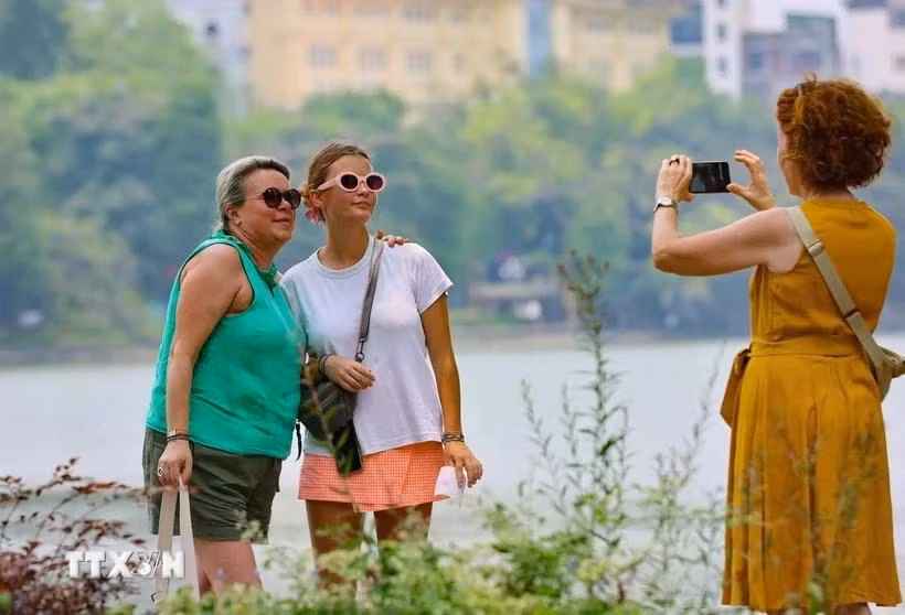 Foreign tourists in Hanoi (Photo: VNA)