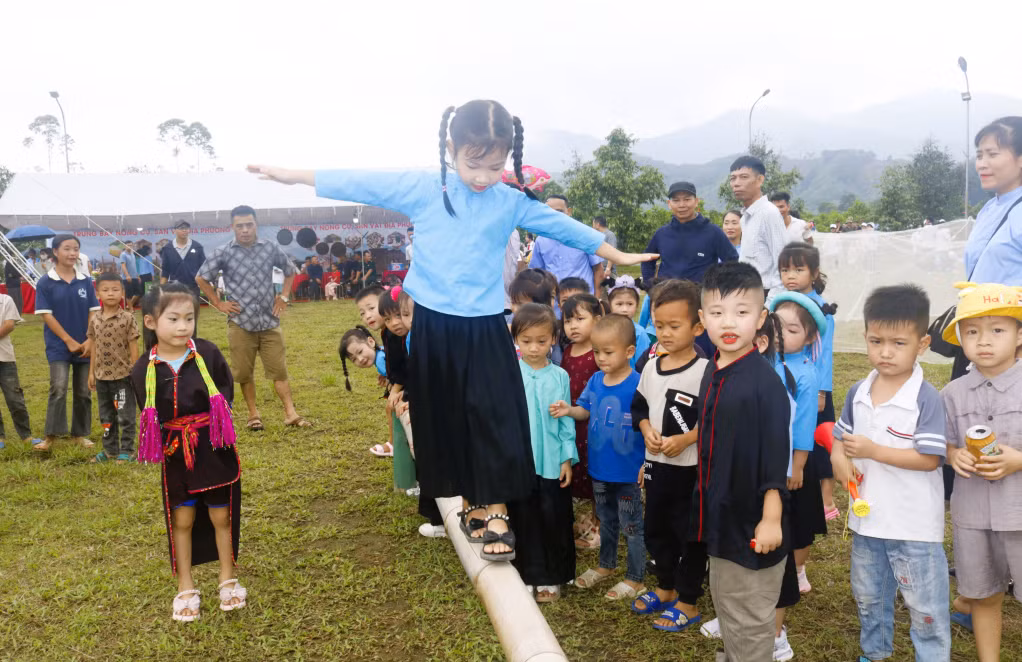 Children look really excited about participating in folk games in the festival.