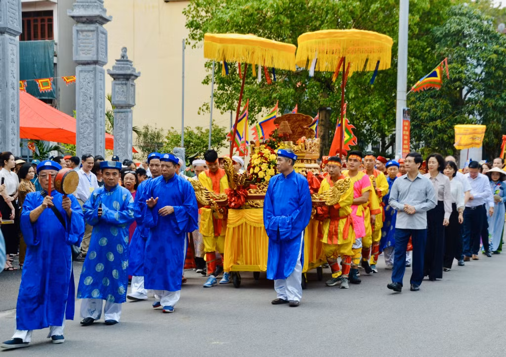 The festival opened with a palanquin procession.