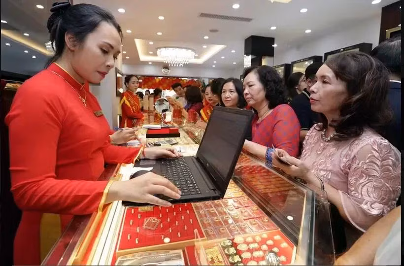 At a gold shop run by the Bao Tin Manh Hai gold company (Photo: VNA)
