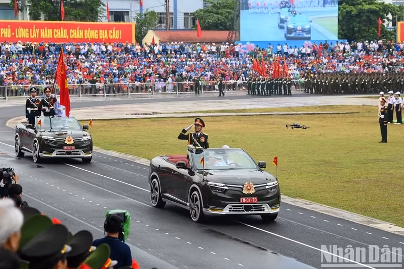 The formation of the military flag, commanded by Lieutenant General Nguyen Trong Binh, Deputy Chief of the General Staff of the Vietnam People's Army, leads the People's Army and the militia and self-defense forces.