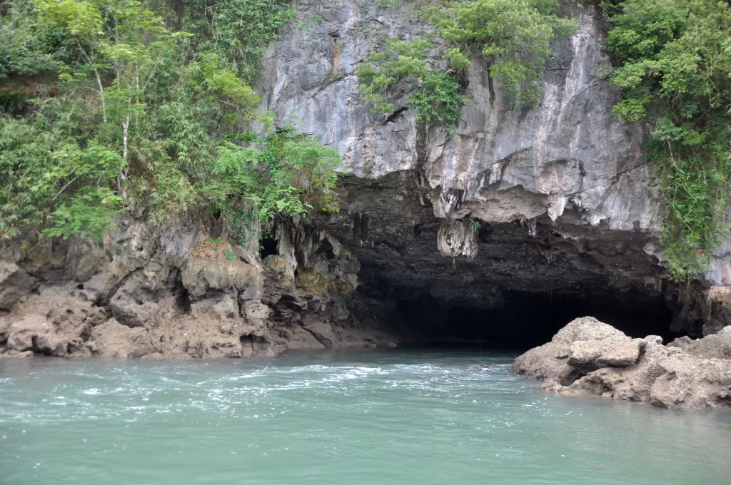 Cai De is the largest limestone cave in Bai Tu Long Bay. It is located beneath the limestone mountains of Bai Tu Long National Park.