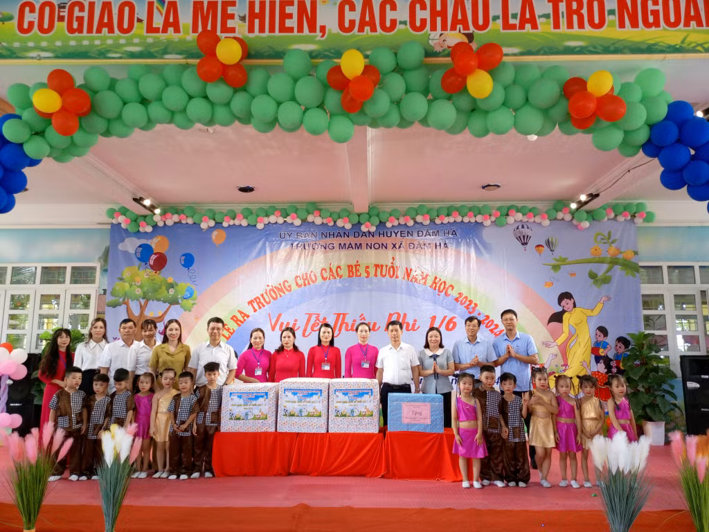 Đồng chí Nguyễn Hồng Dương - Ủy viên BTV Tỉnh ủy, Trưởng Ban Tuyên giáo Tỉnh ủy thăm và tặng quà cho các cháu thiếu nhi Trường Mầm non xã Đầm Hà.
