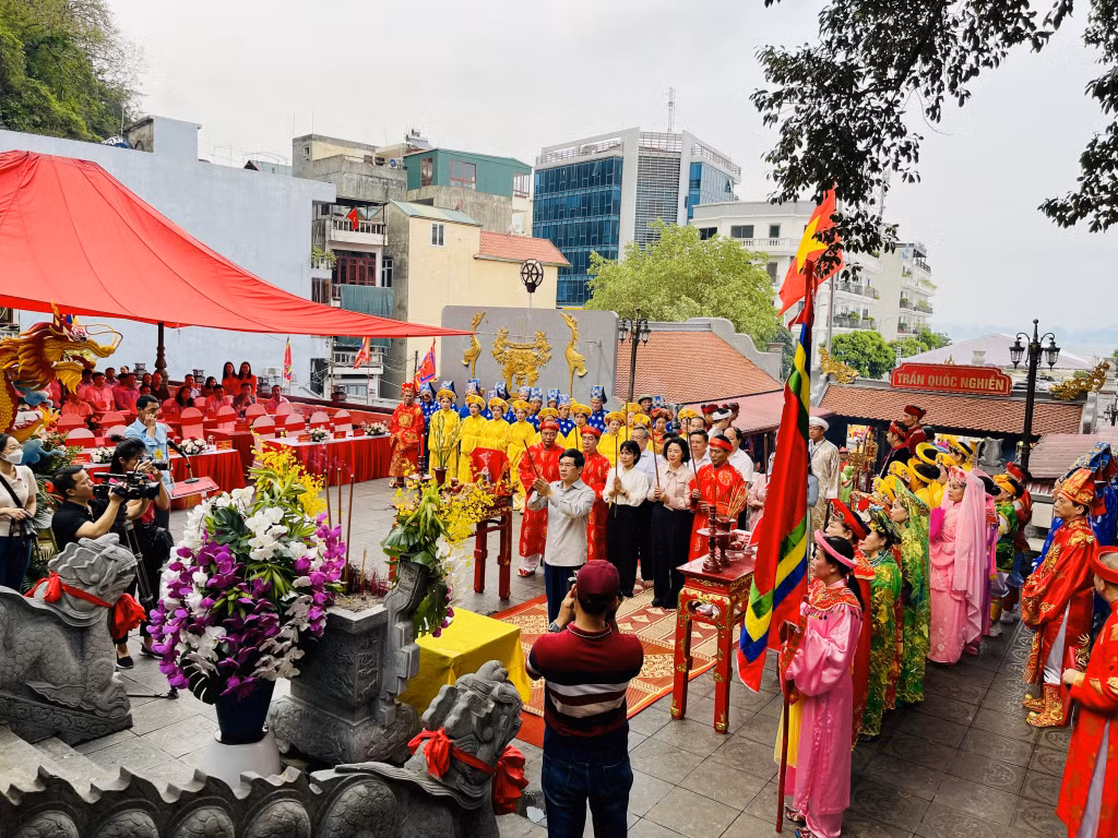 Ha Long authorities do incense offerings to show gratitude to Tran Quoc Nghien for his great merit.