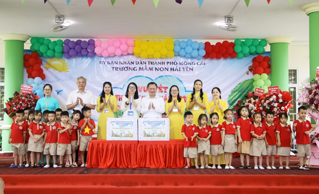 Đồng chí Cao Tường Huy, Chủ tịch UBND tỉnh, tặng quà 1/6 cho cô và trò Trường Mầm non Hải Yên.