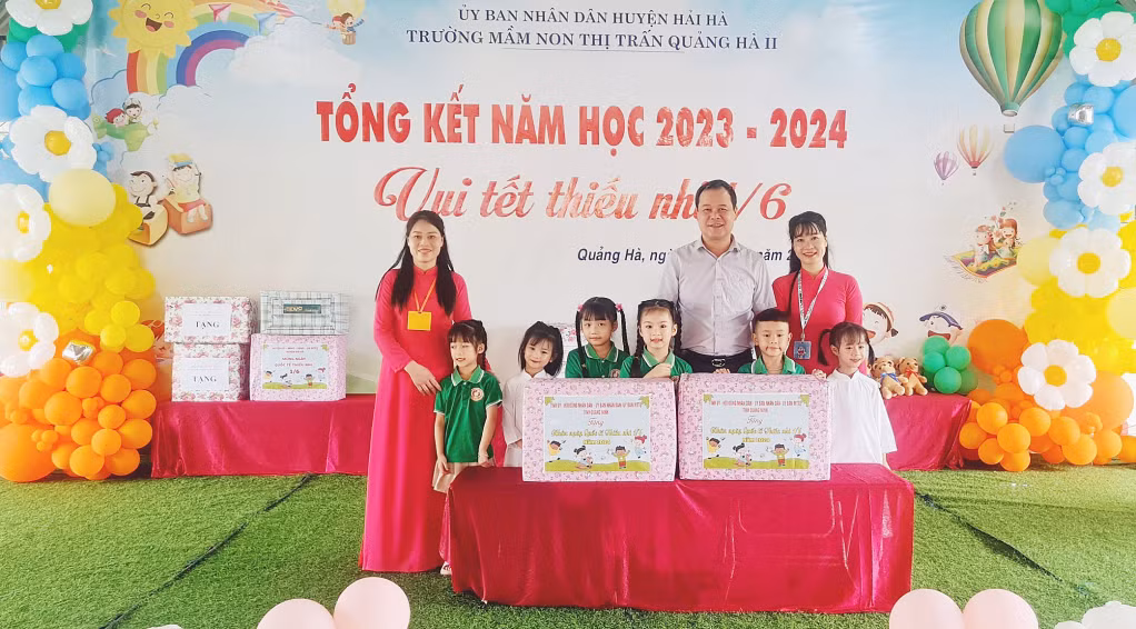Trưởng ban Nội chính Tỉnh uỷ tặng quà, vui Tết thiếu nhi cùng học sinh Trường Mầm non thị trấn Quảng Hà II.