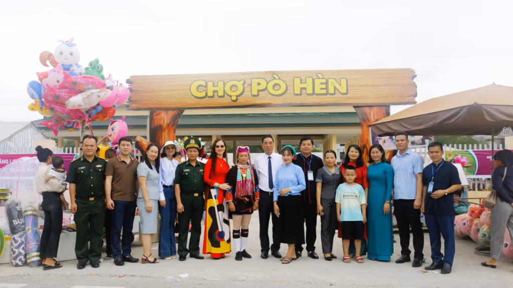 The festival also featured various attractive activities including the Po Hen rural market, sports exchanges and folk games.
