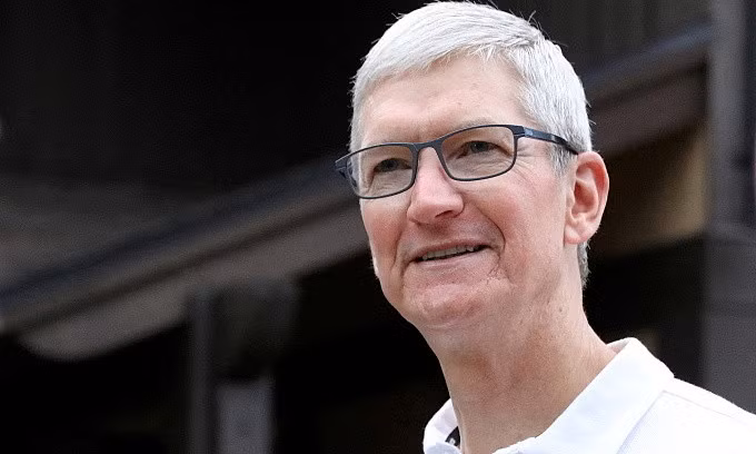 Tim Cook arrives in Vietnam