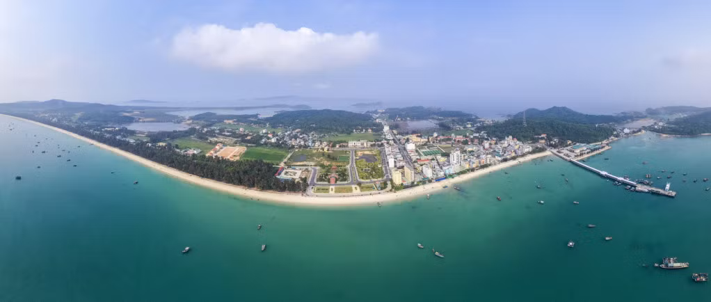 Đảo Cô Tô nhìn từ trên cao. Ảnh: Hùng Sơn